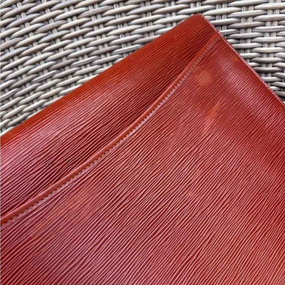 Authentic Louis Vuitton vintage 1990s unisex Brown Epi leather pochette amberop - Picture 12 of 16